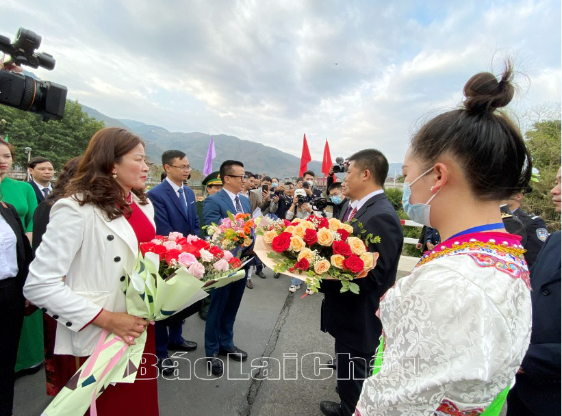 Đại diện lãnh đạo Ban Quản lý Khu kinh tế 2 cửa khẩu và lãnh đạo 2 huyện Phong Thổ (tỉnh Lai Châu, Việt Nam) - Kim Bình (tỉnh Vân Nam, Trung Quốc) tặng hoa nhau nhân dịp khôi phục hoạt động xuất nhập cảnh.